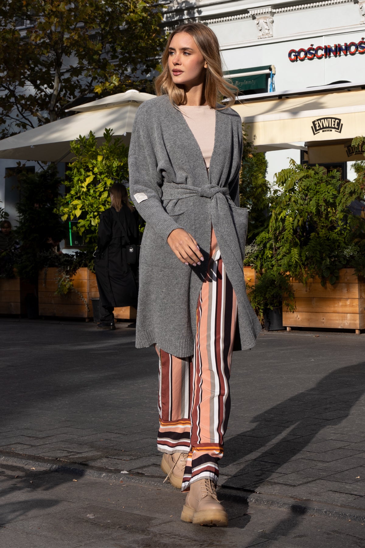 Wełniany klasyczny kardigan z kieszeniami szary - 3