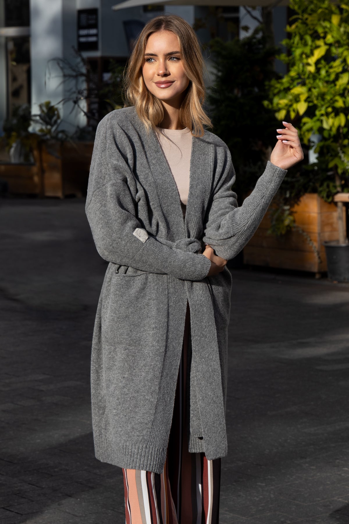 Wełniany klasyczny kardigan z kieszeniami szary - 4