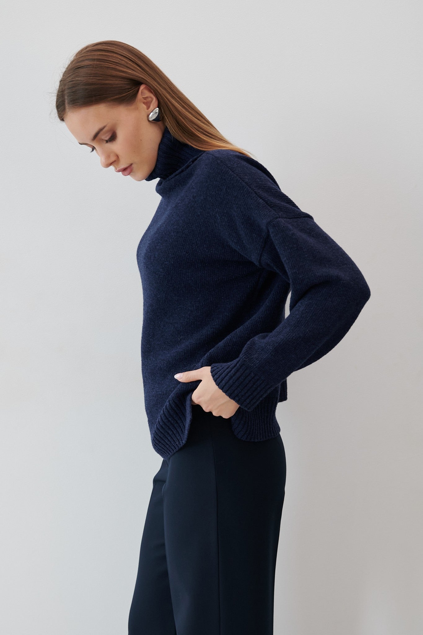 Wełniany luźny sweter z golfem granatowy - 4