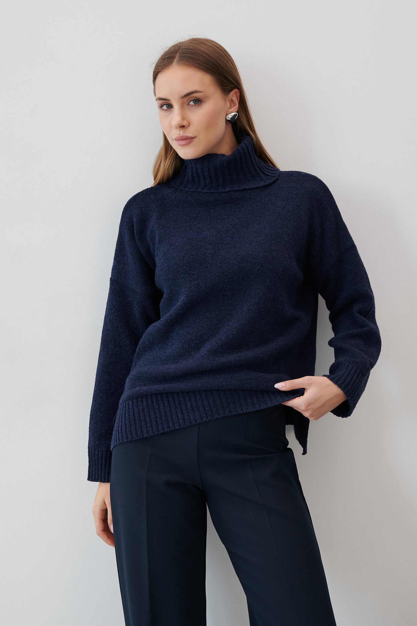 Wełniany luźny sweter z golfem granatowy - 3