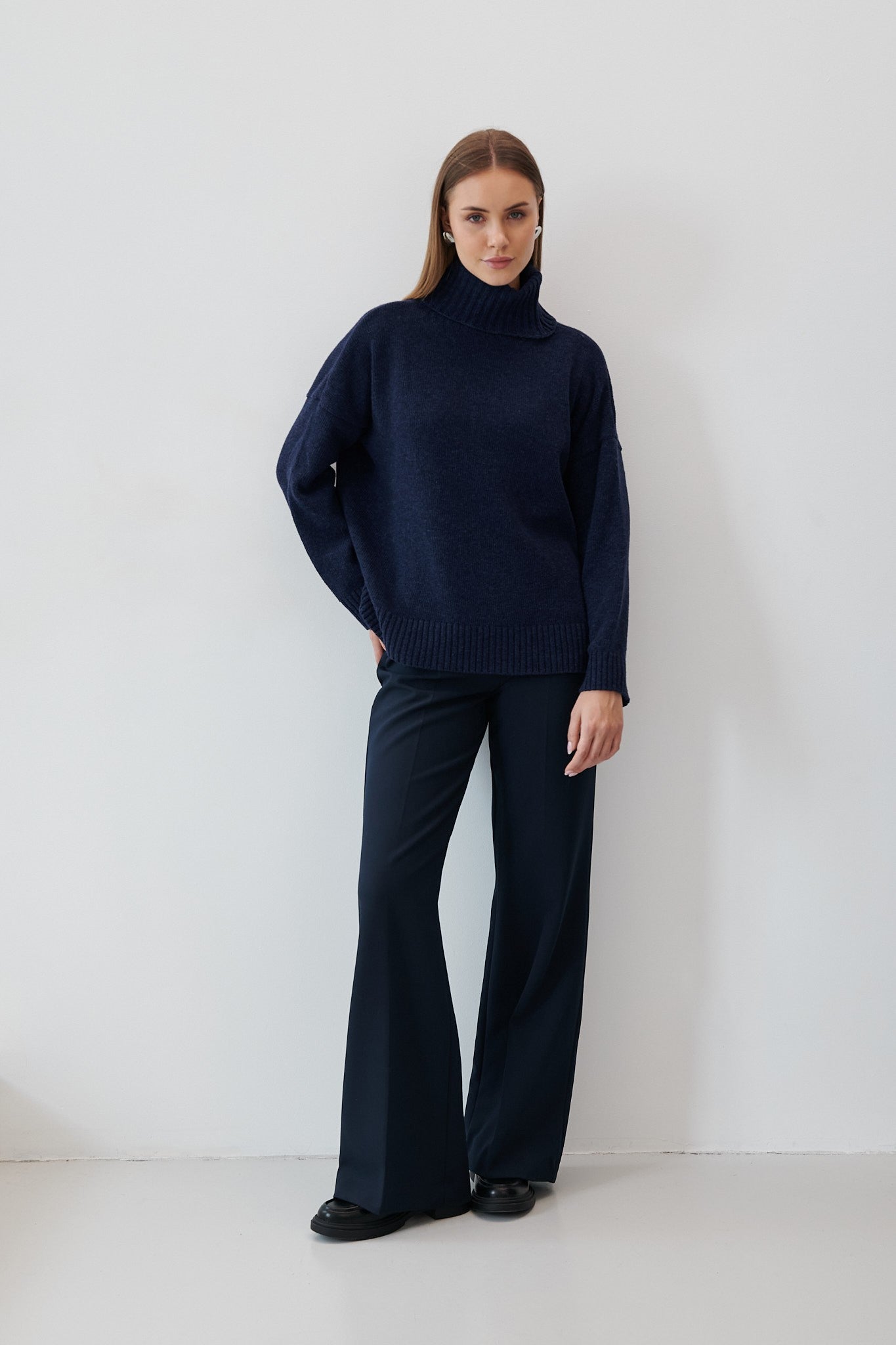 Wełniany luźny sweter z golfem granatowy - 2