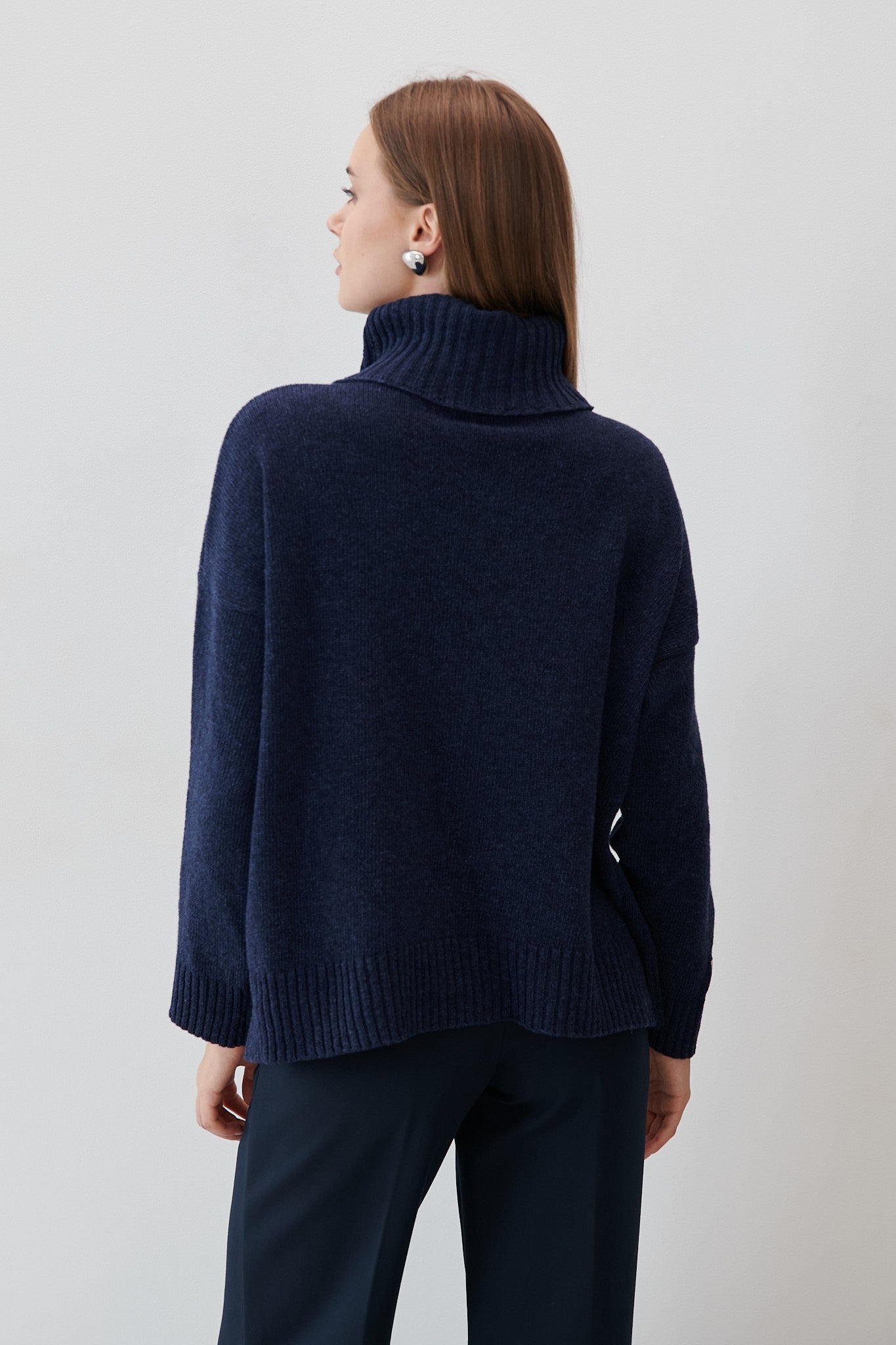 Wełniany luźny sweter z golfem granatowy - 6