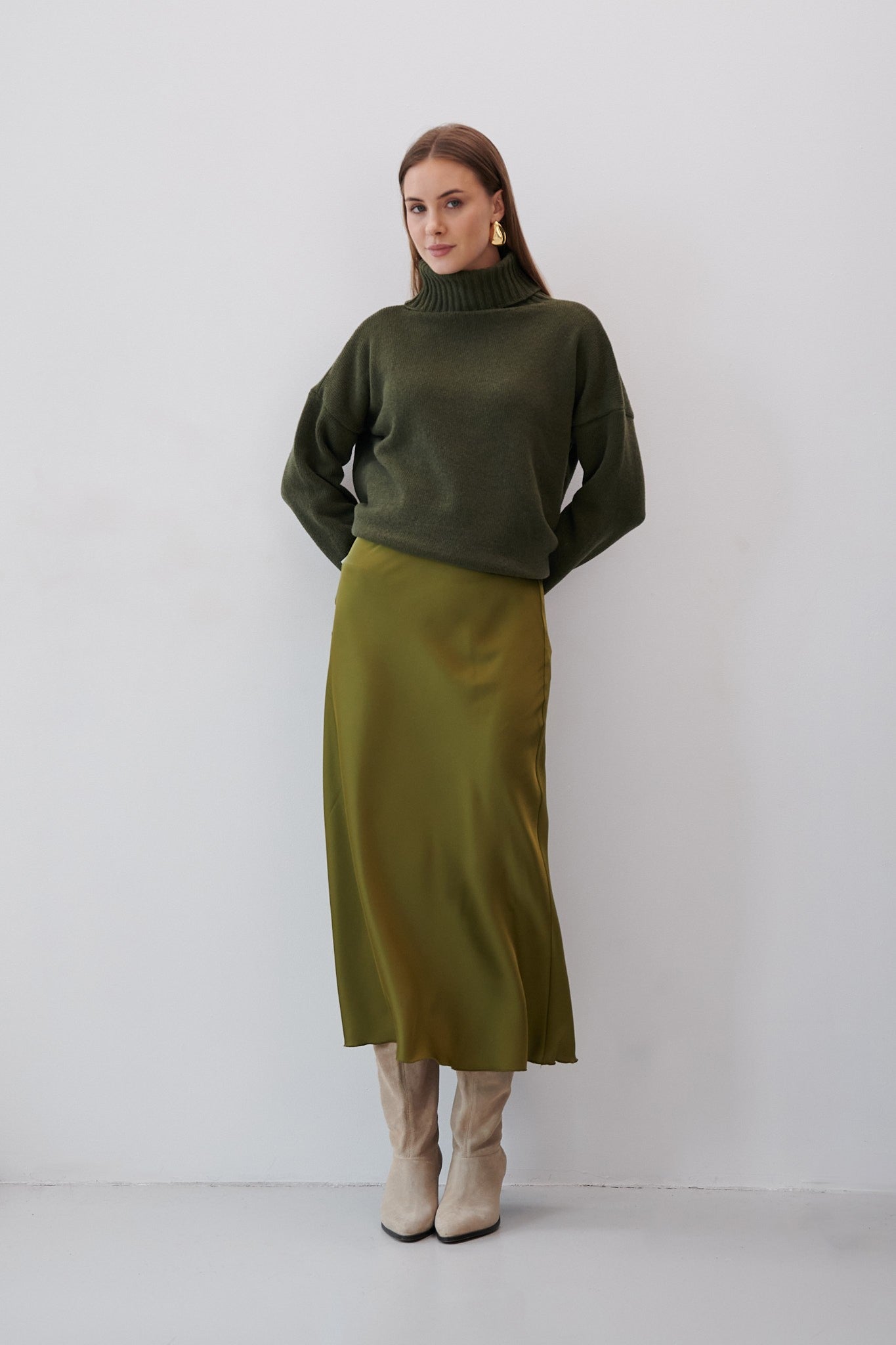 Wełniany luźny sweter z golfem oliwka oliwkowy - 2