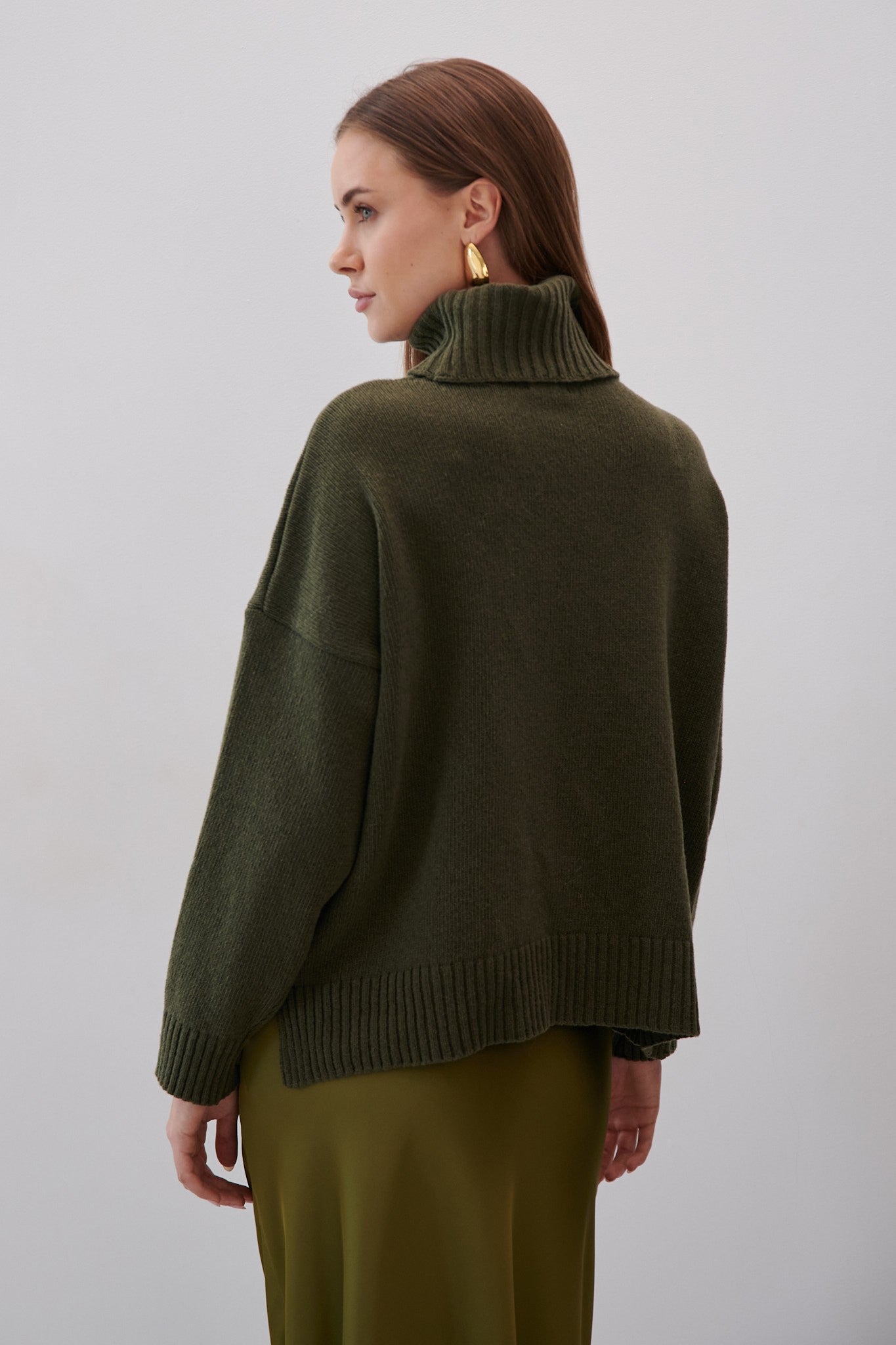 Wełniany luźny sweter z golfem oliwka oliwkowy - 5