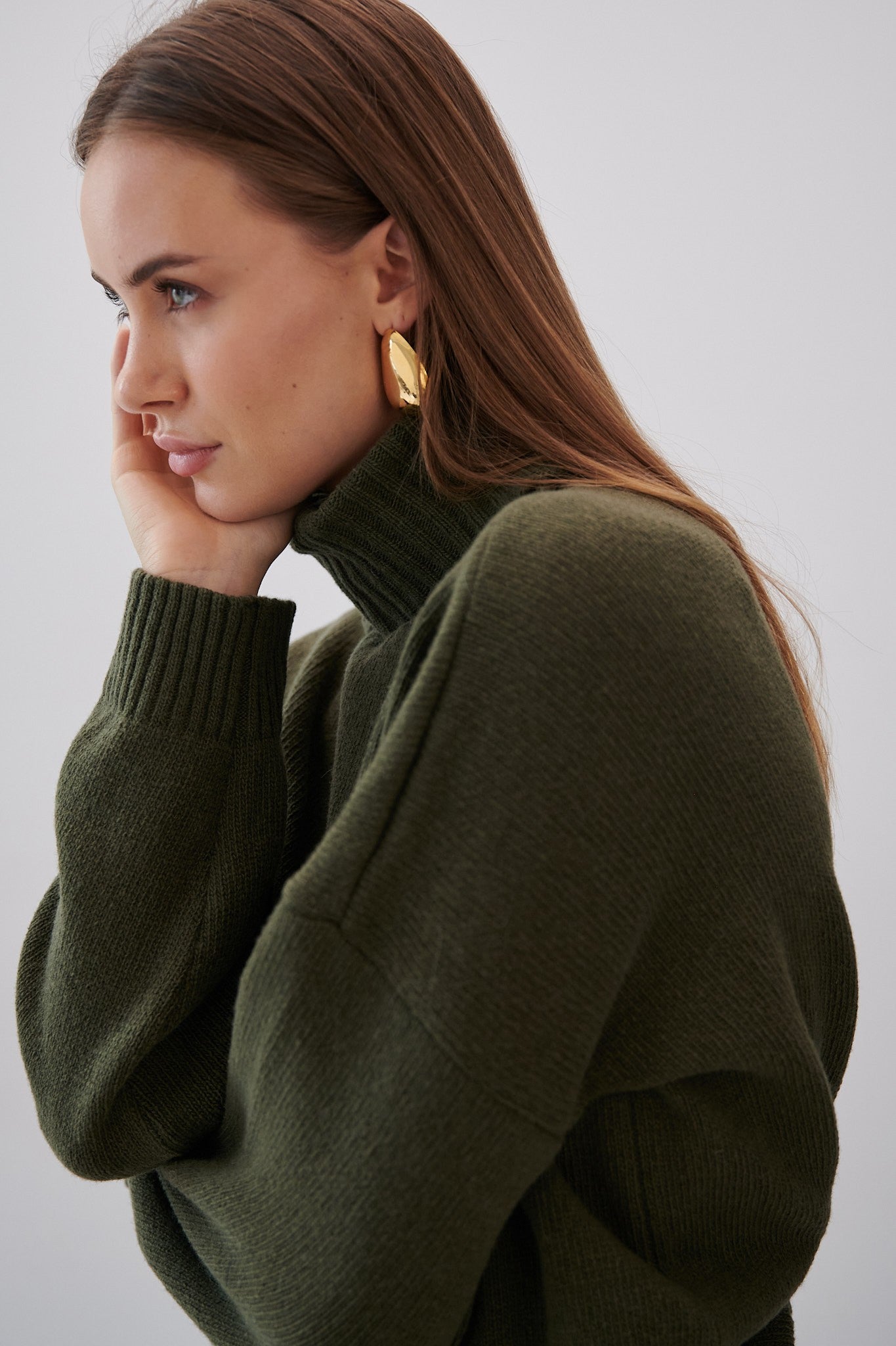 Wełniany luźny sweter z golfem oliwka oliwkowy - 4