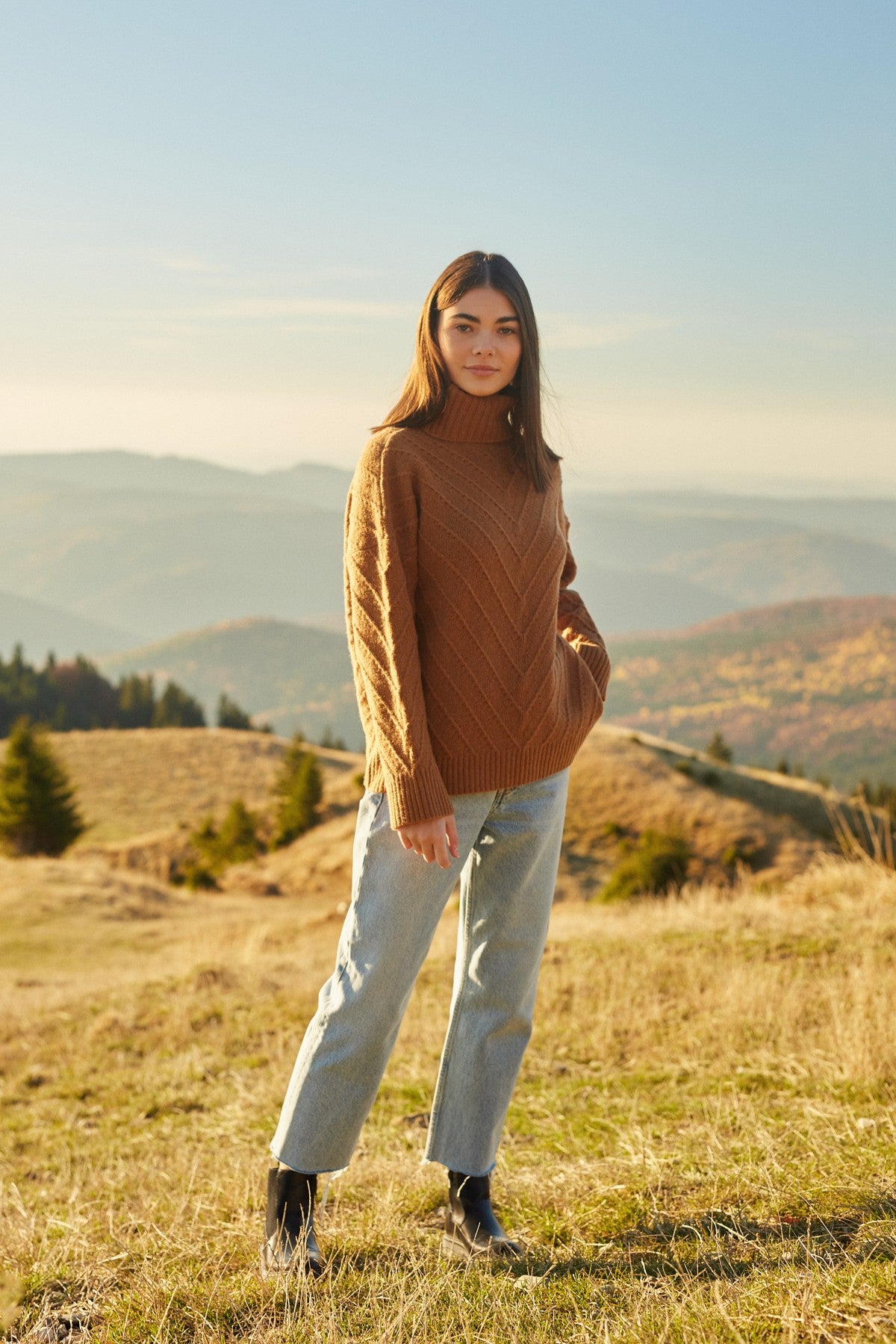 Wełniany luźny sweter z golfem premium ciemny karmel - 2