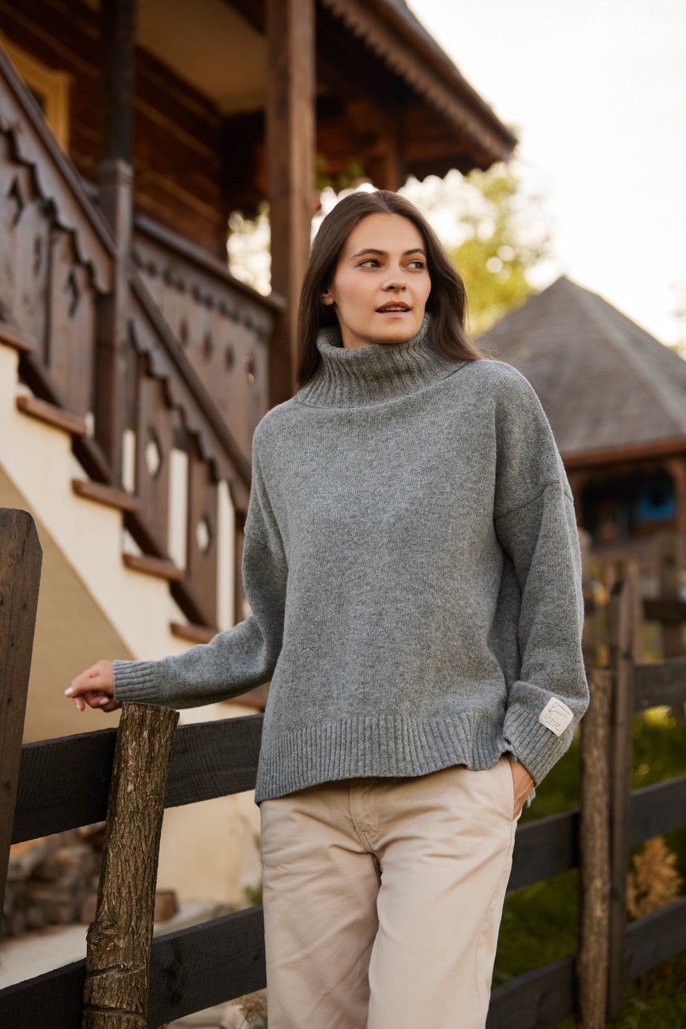 Wełniany luźny sweter z golfem szary - 1