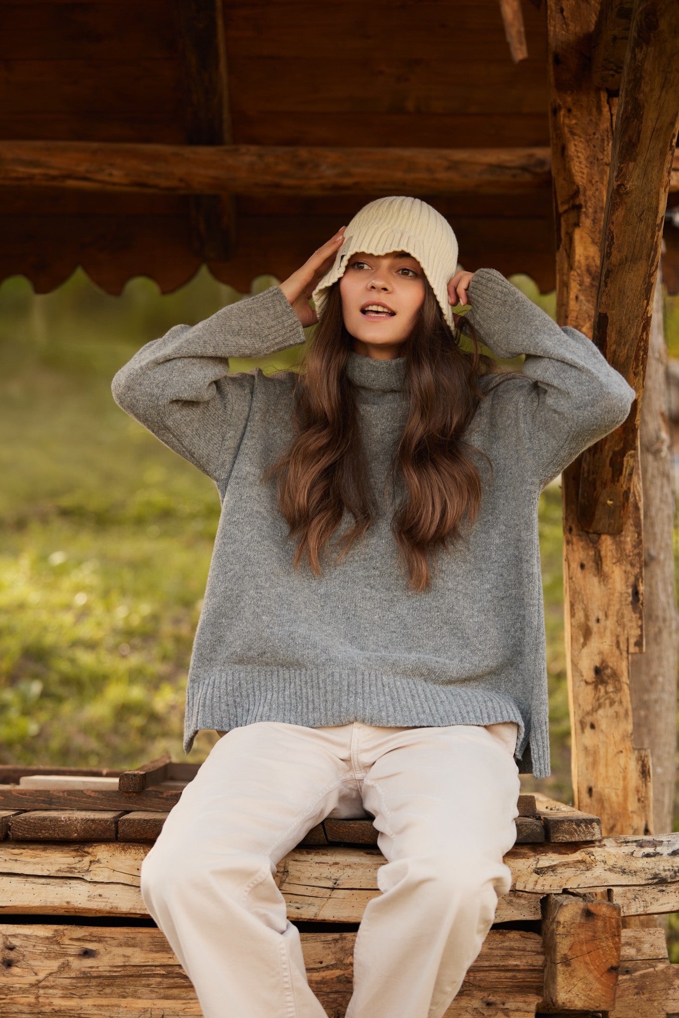 Wełniany luźny sweter z golfem szary - 3