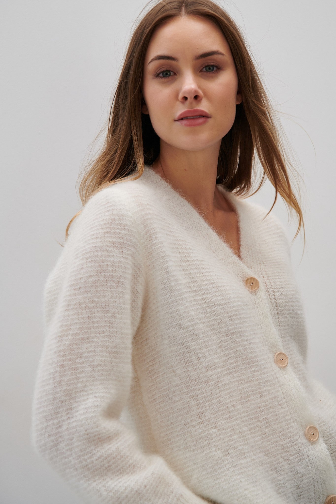 Zapinany kardigan z niefarbowanej wełny alpaki ecru - 3