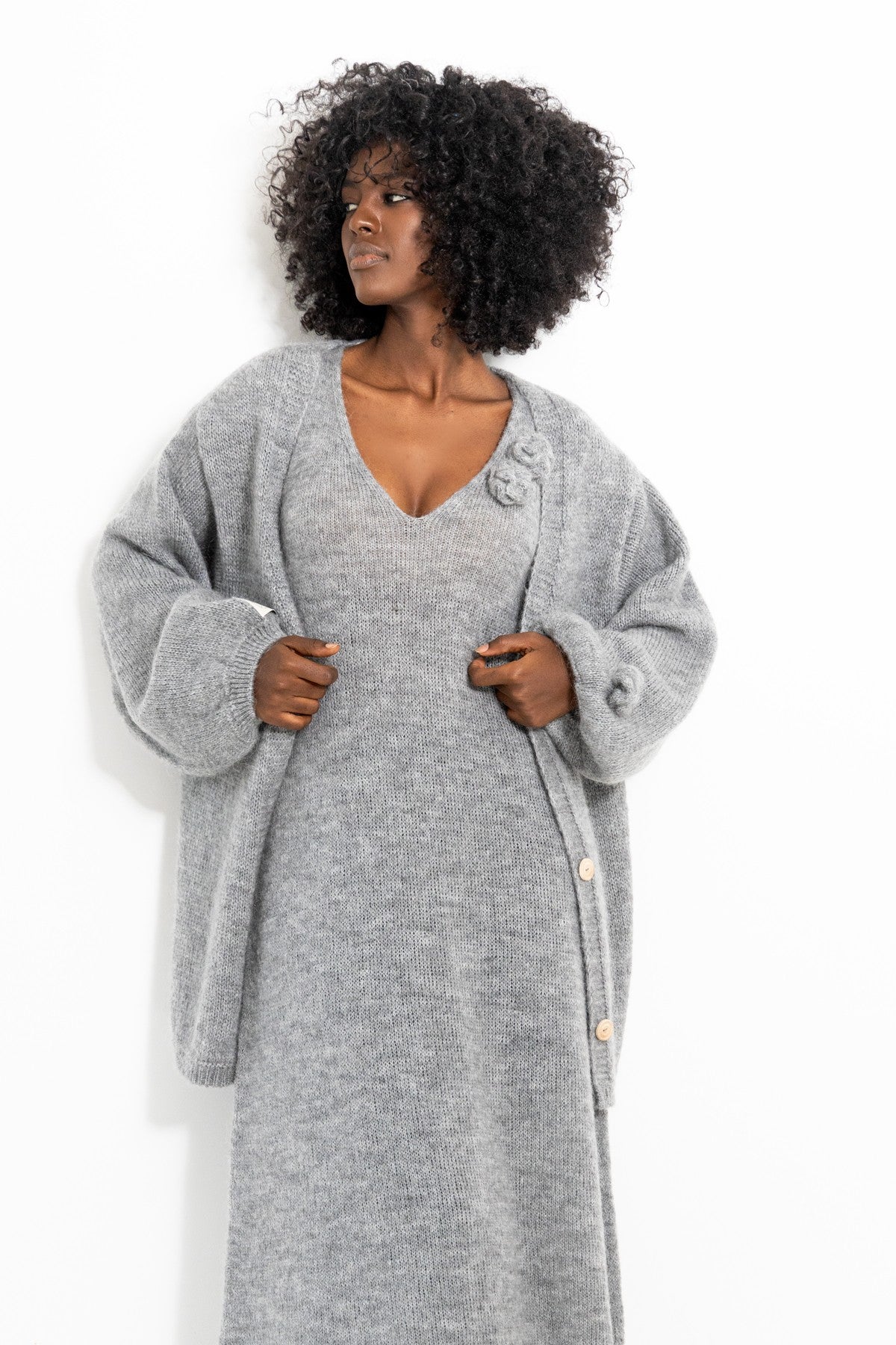 Zapinany oversizowy wełniany kardigan z kwiatami szary - 3