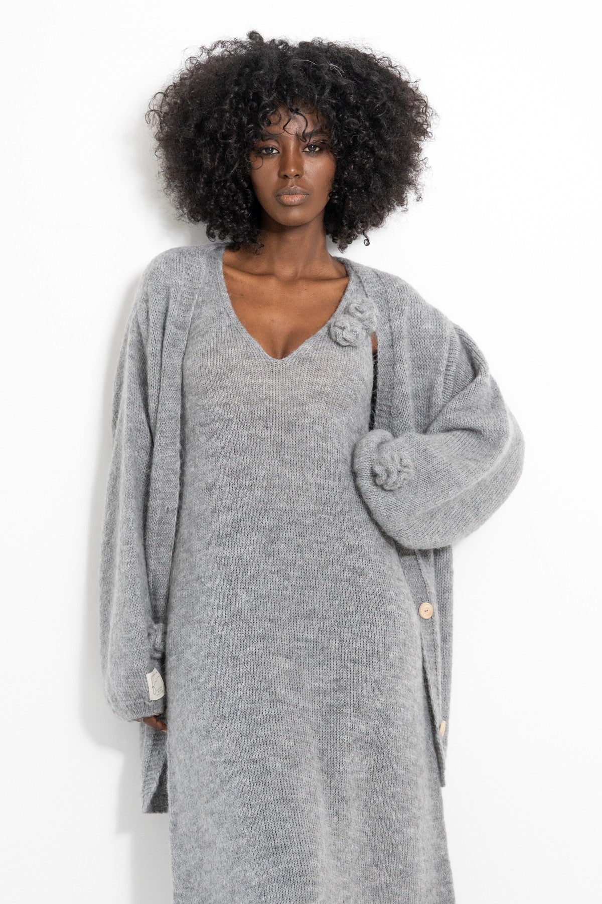 Zapinany oversizowy wełniany kardigan z kwiatami szary - 5