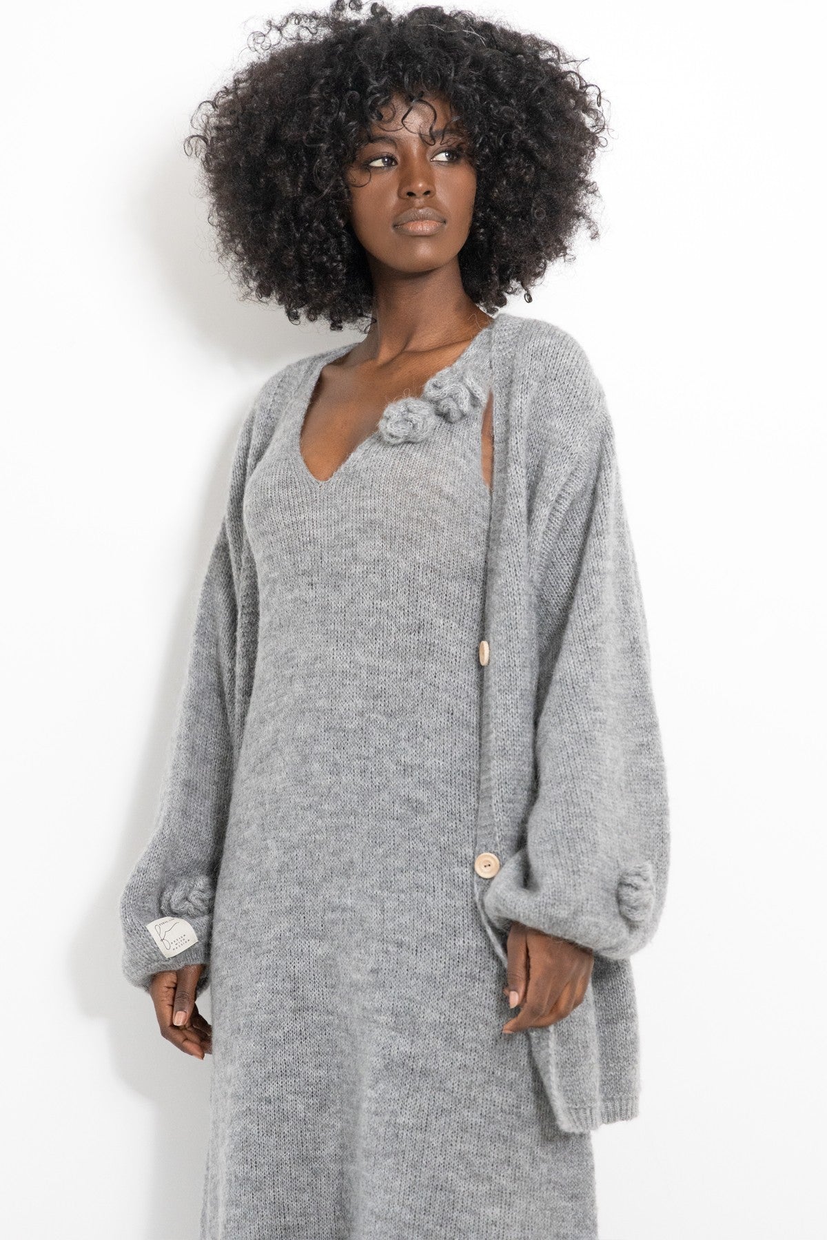 Zapinany oversizowy wełniany kardigan z kwiatami szary - 4