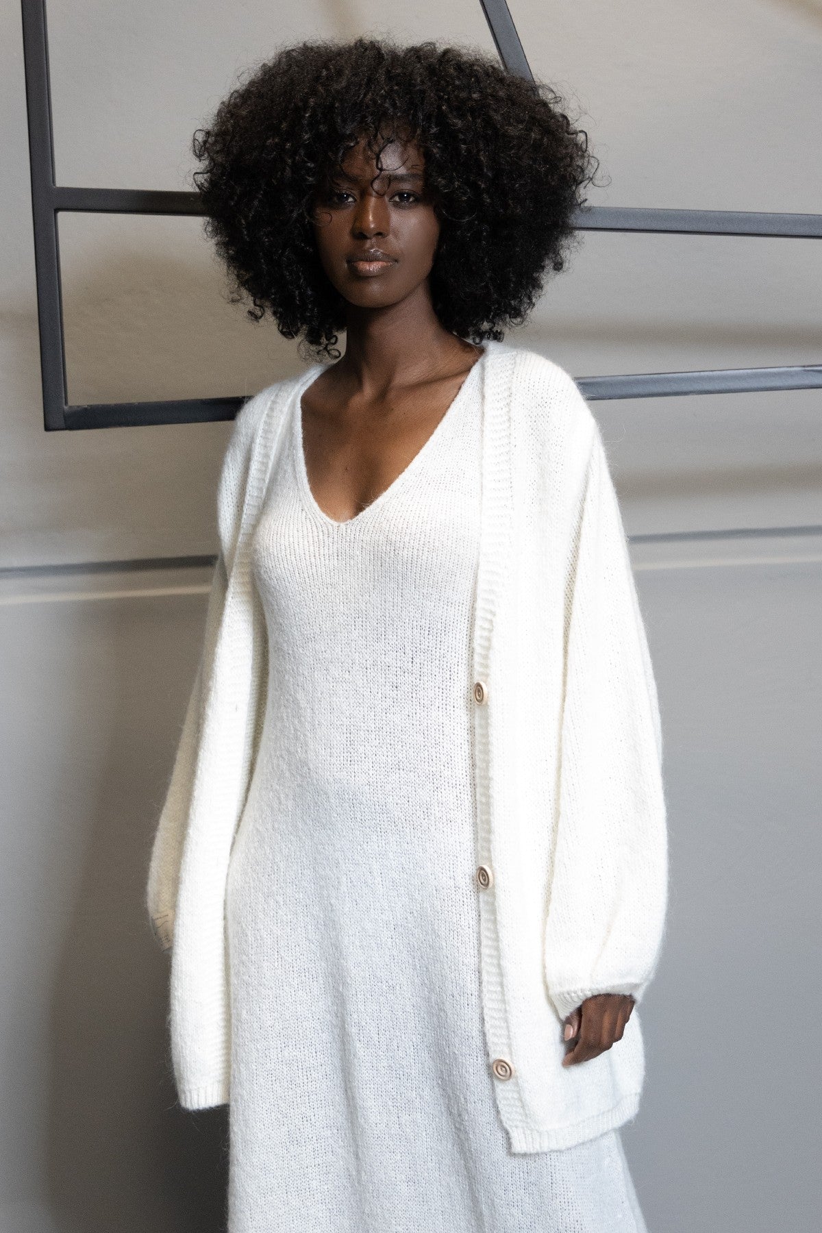 Zapinany ovesizowy wełniany kardigan ecru - 2